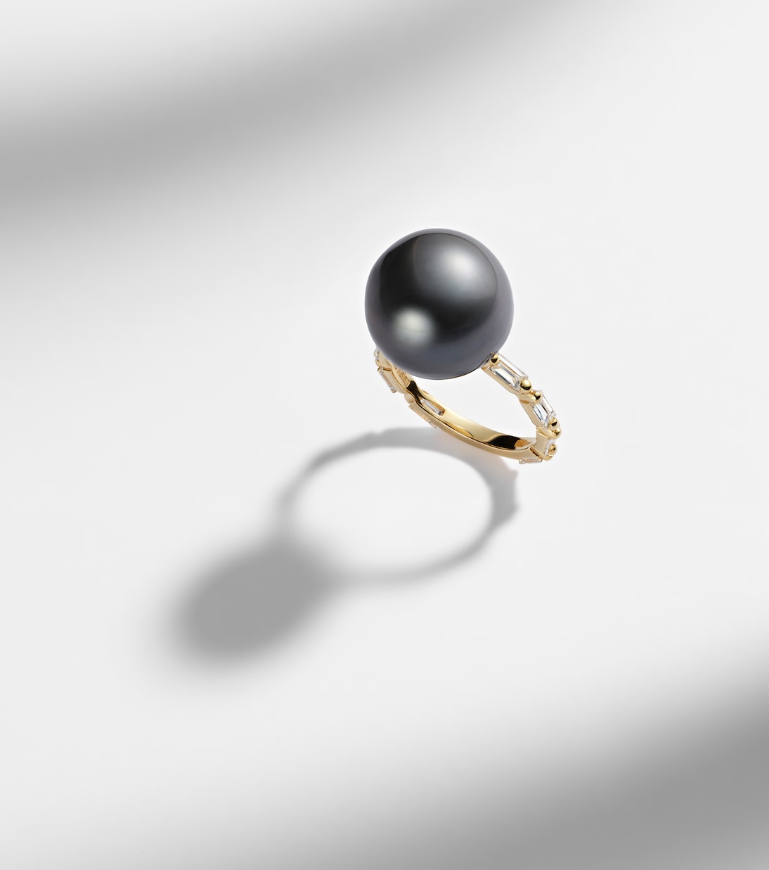 18kt gold ring with pearl and diamonds | Suzanne Kalan