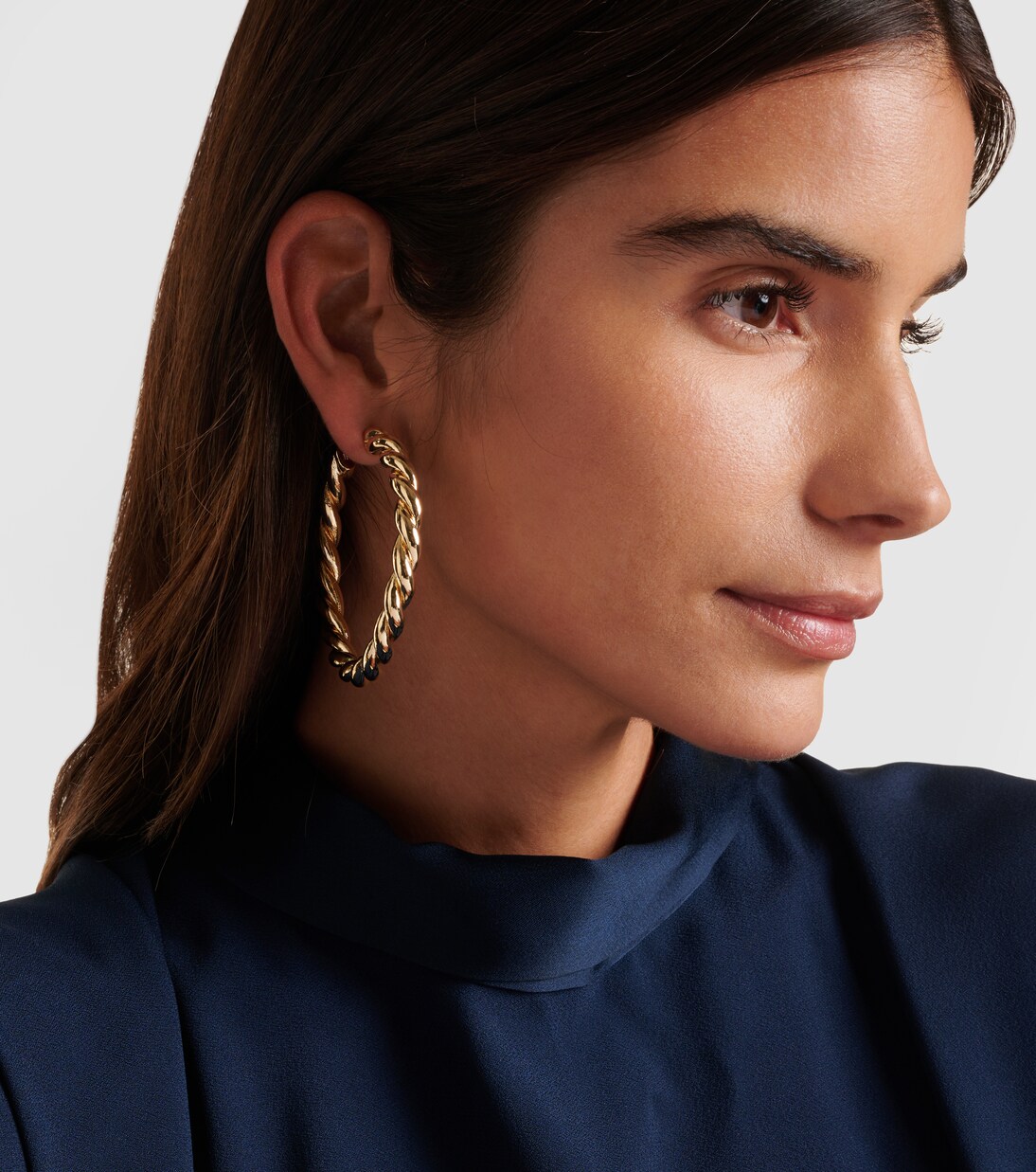 Pendientes de aro Twisted chapados en oro de 14 ct | Jennifer Fisher