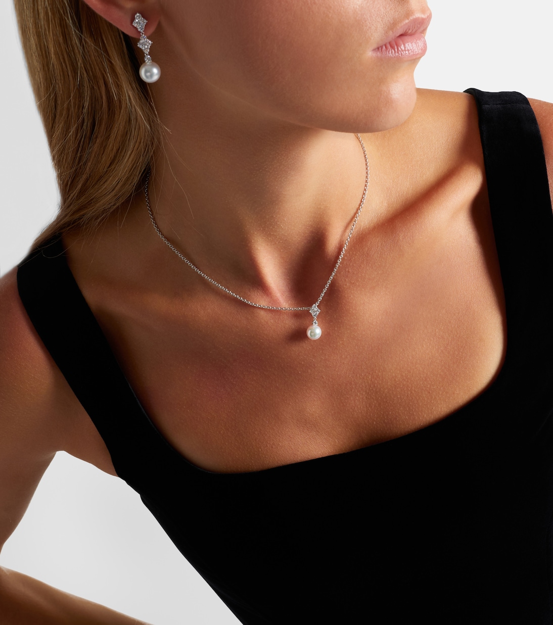 18kt white gold necklace with pearls and diamonds | Mikimoto