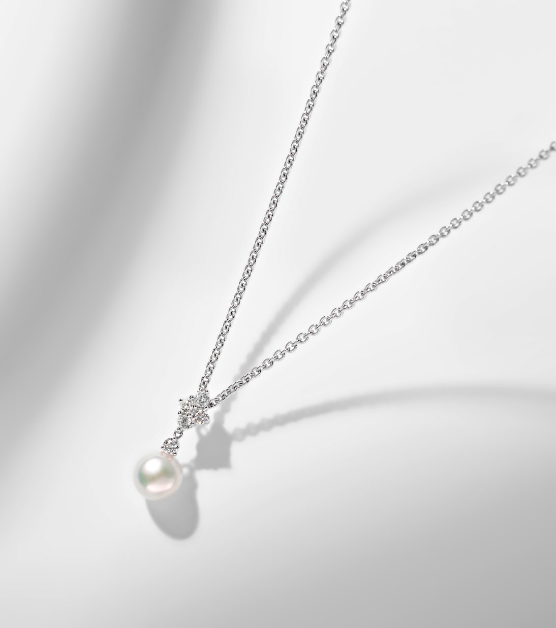 18kt white gold necklace with pearls and diamonds | Mikimoto