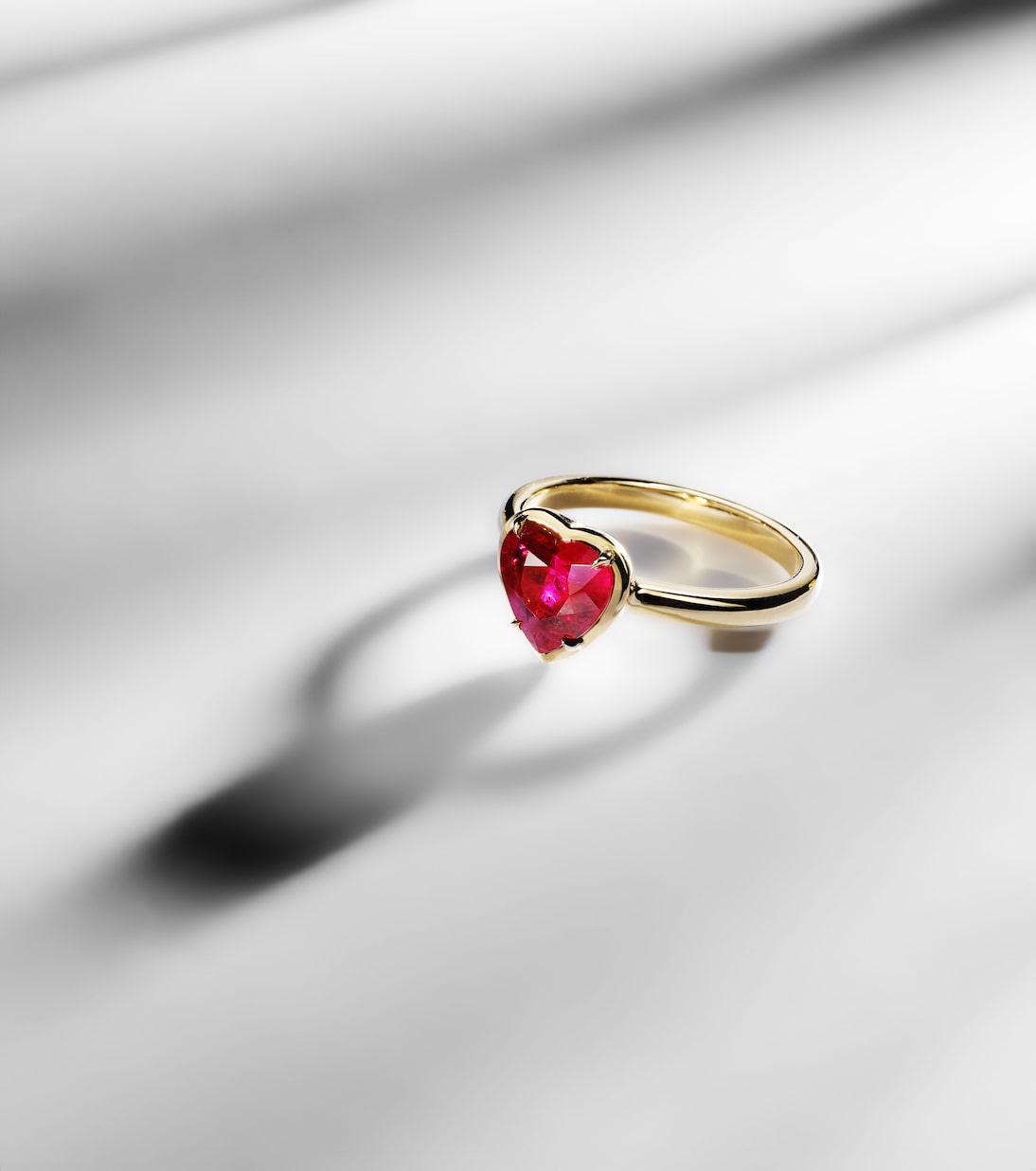 Heart 18kt gold ring with ruby | Anita Ko