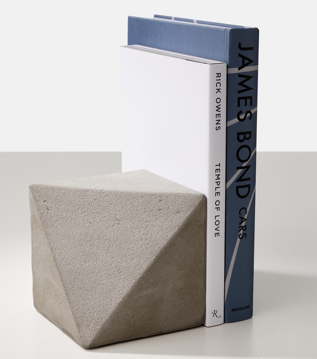 Concrete bookend | Michaël Verheyden