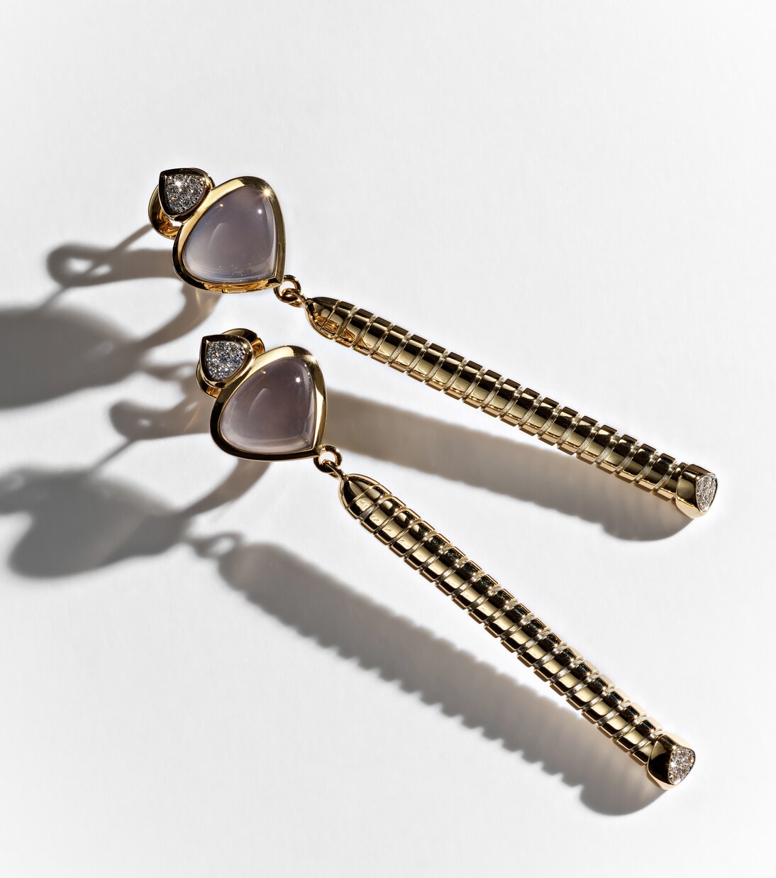 Ohrringe Trisolina aus 18kt Gelbgold mit Diamanten und Chalcedon  | Marina B