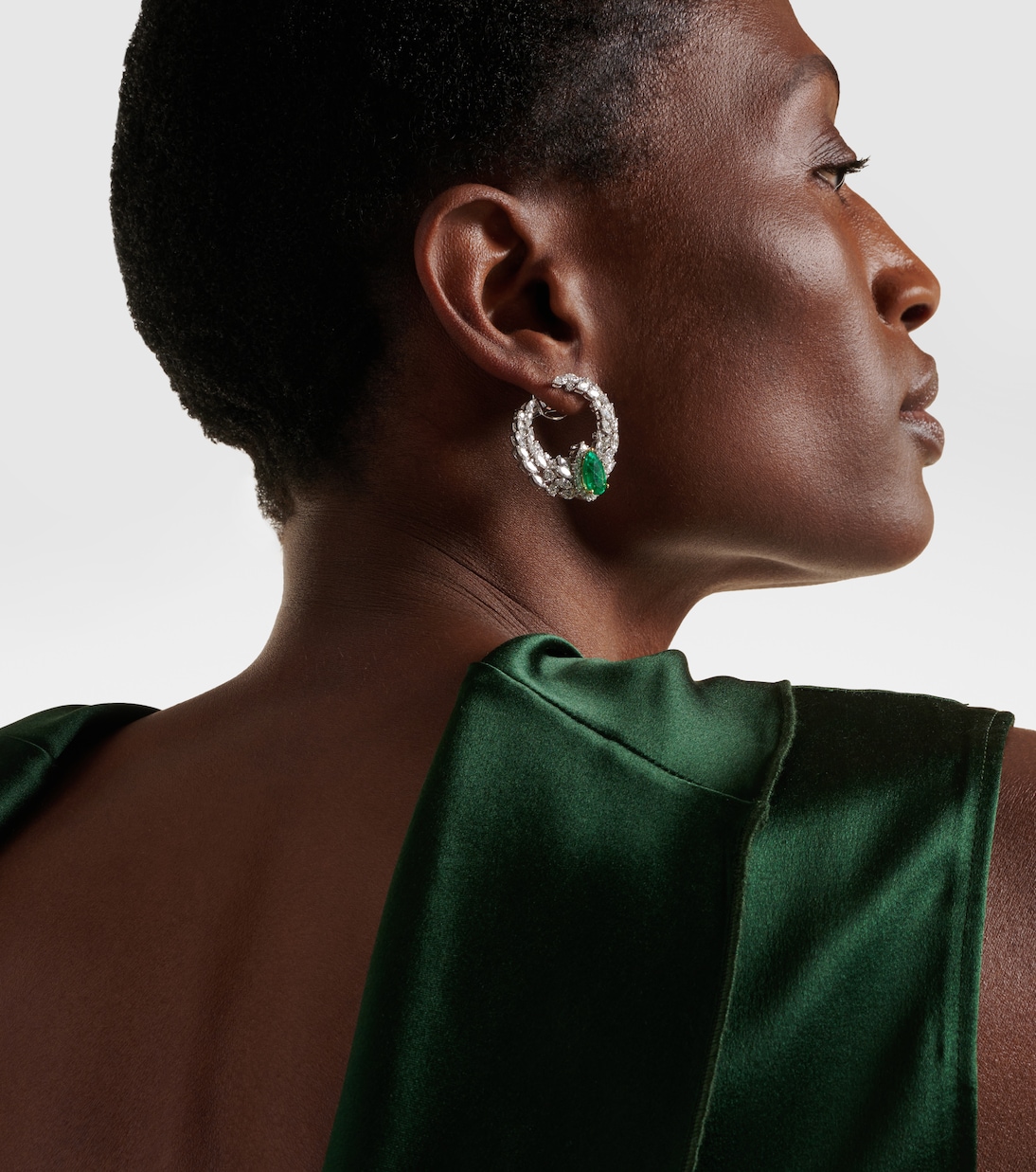 Ohrringe Reign Supreme aus 18kt Weißgold (750/1000) mit Diamanten und Smaragden | Yeprem