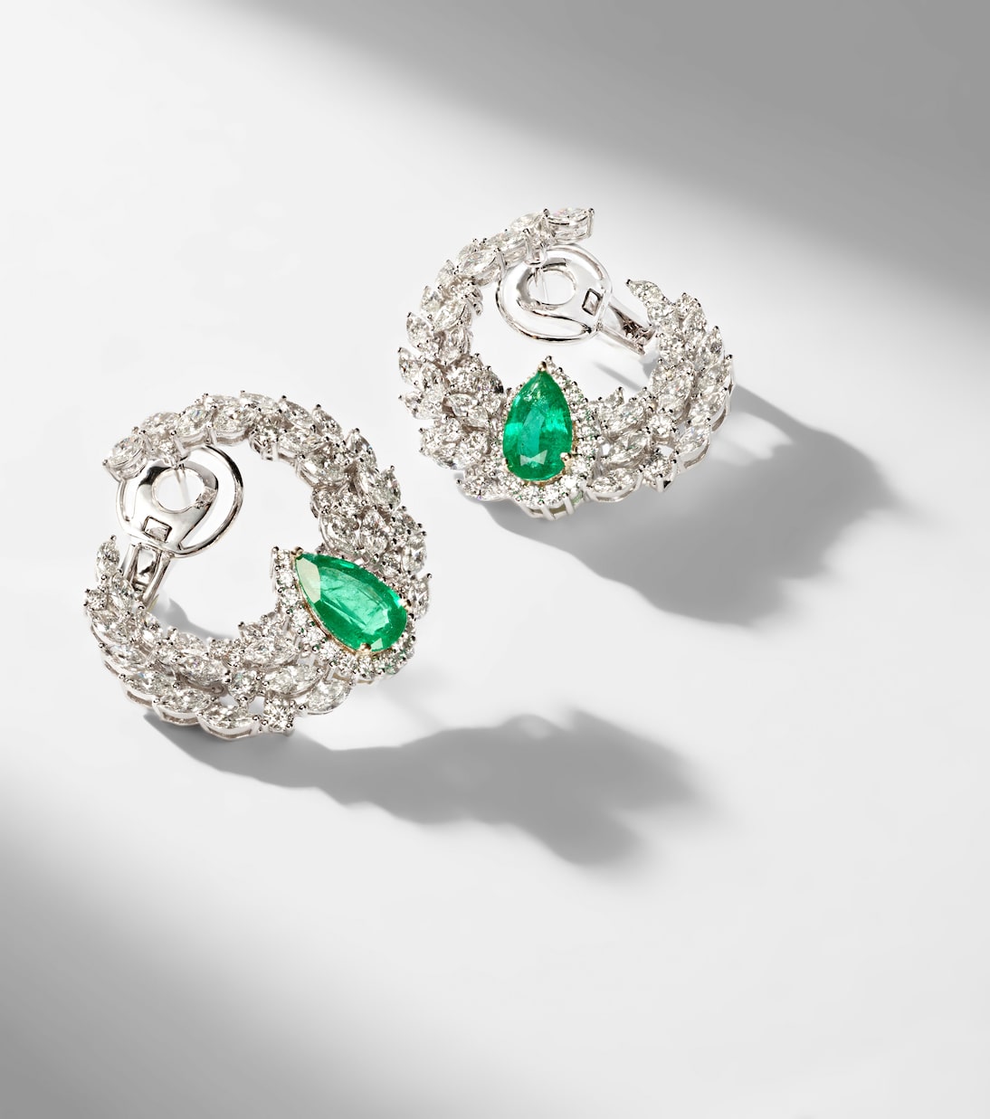 Ohrringe Reign Supreme aus 18kt Weißgold (750/1000) mit Diamanten und Smaragden | Yeprem