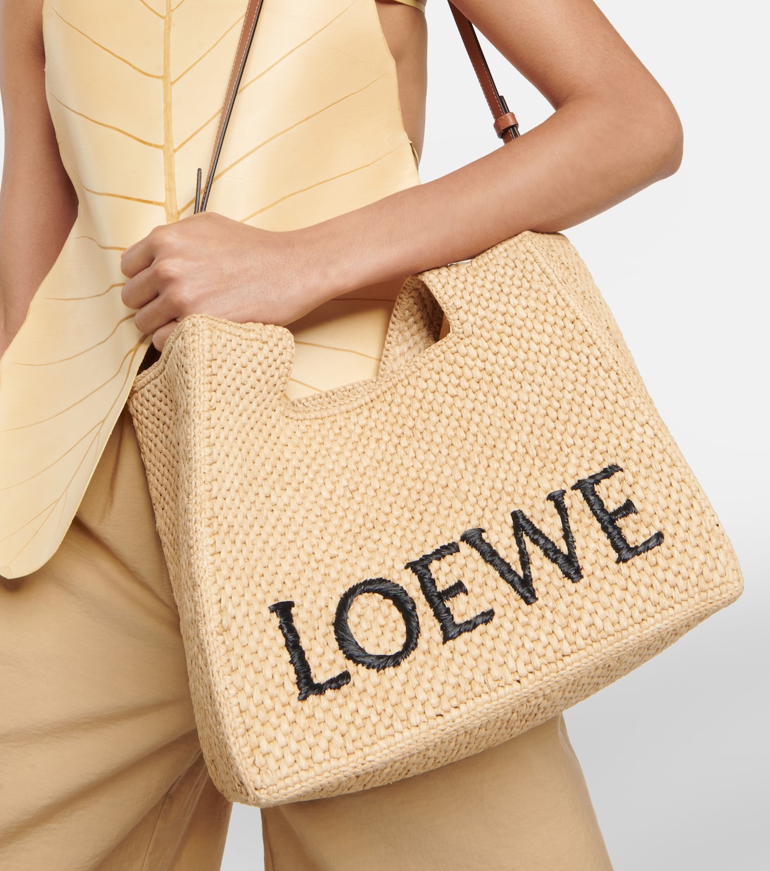Tote Medium Paula's Ibiza de rafia con logo | Loewe