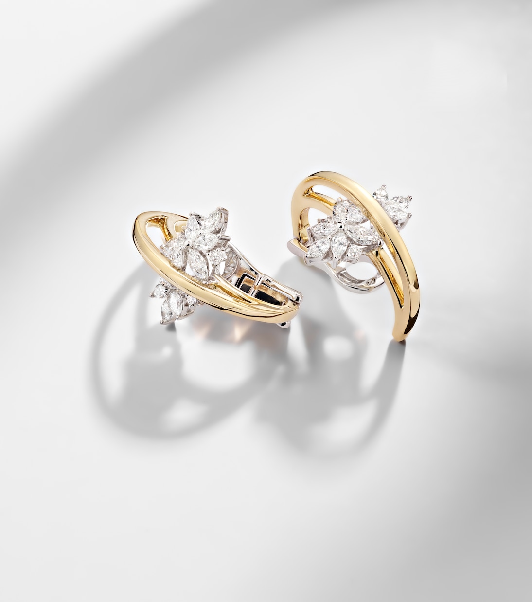 Clip-Ohrringe Golden Strada aus 18kt Gelbgold (750/1000) mit Diamanten | Yeprem