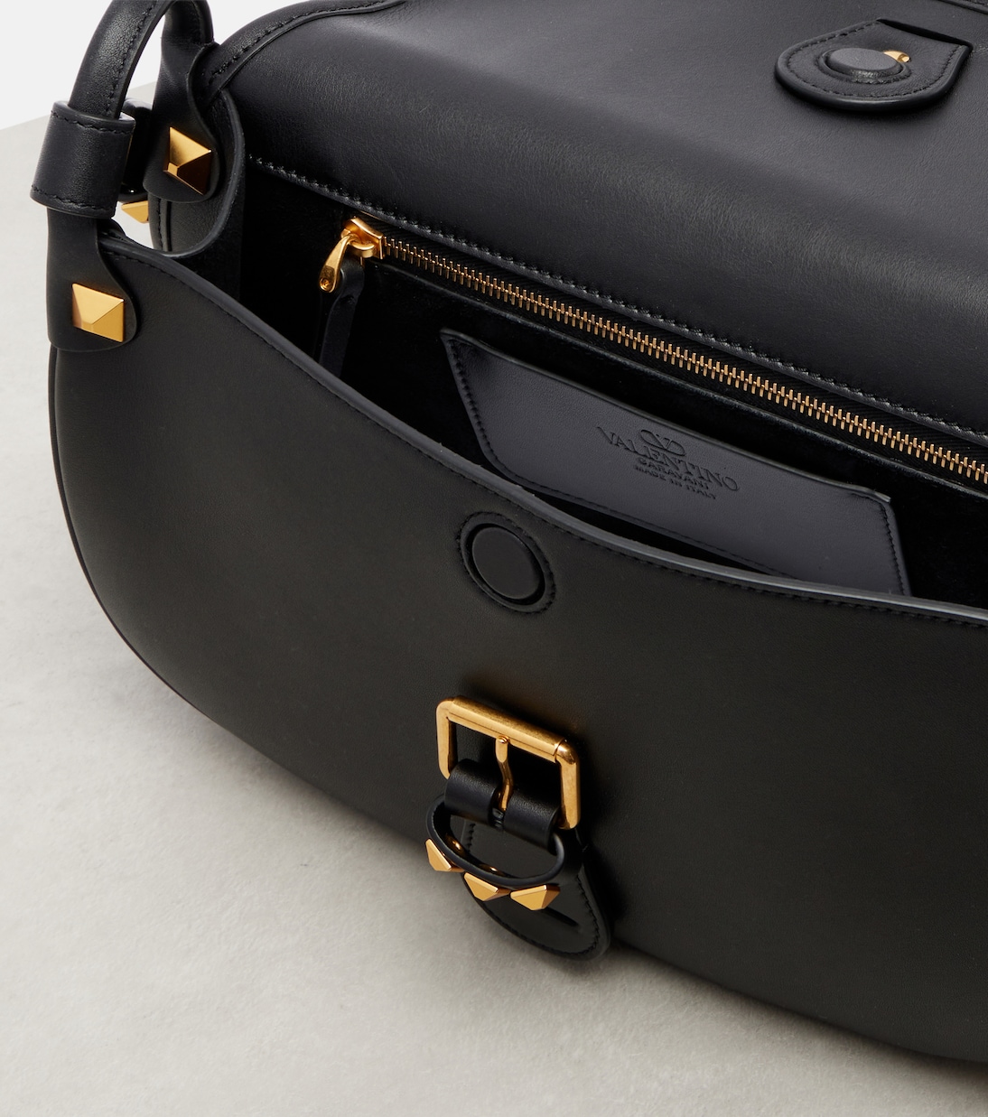 Crossbody Bag Flaneuse Rockstud Medium aus Leder | Valentino Garavani