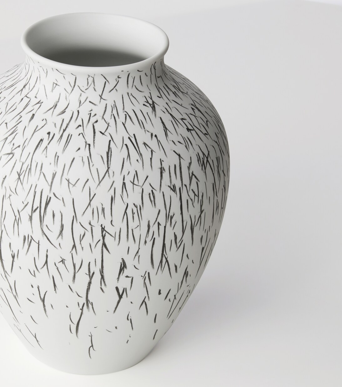 Post Scriptum curved vase by Formafantasma | Cassina