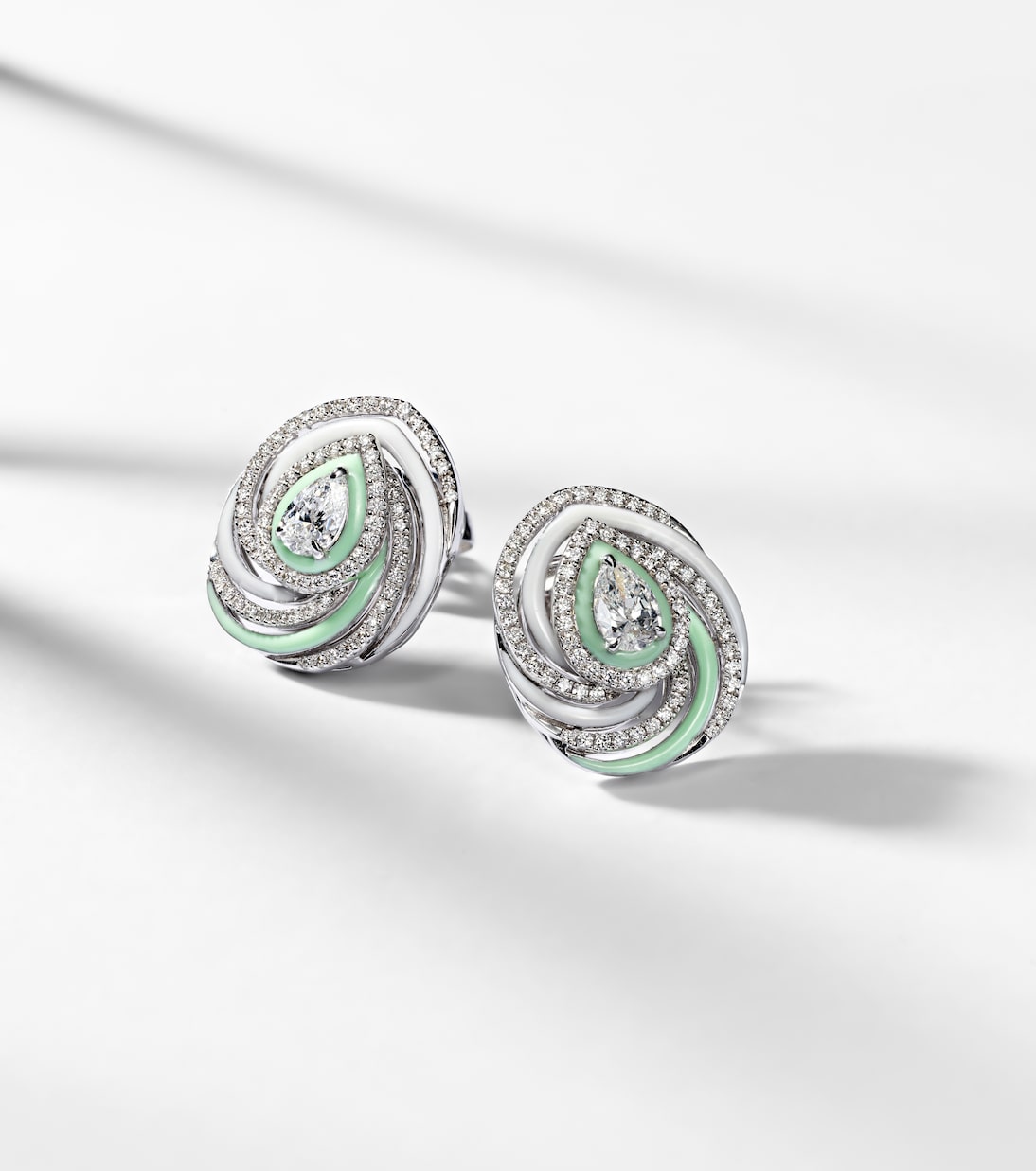 Boucles d’oreilles Oceane Pear en or blanc 18 ct et diamants | Kamyen