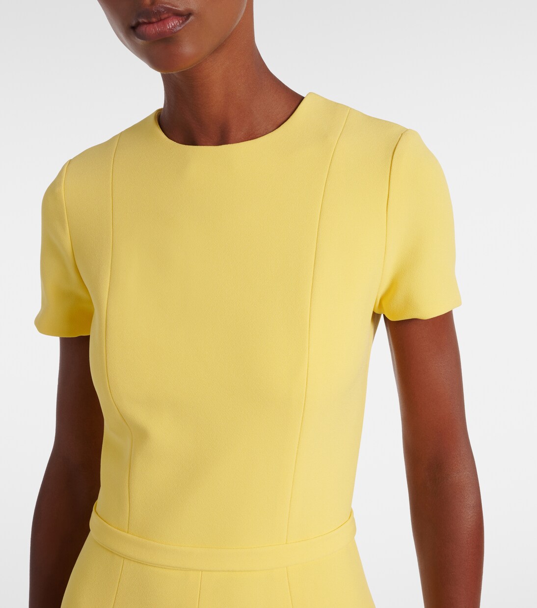 Robe midi Akimi asymétrique en crêpe | Safiyaa