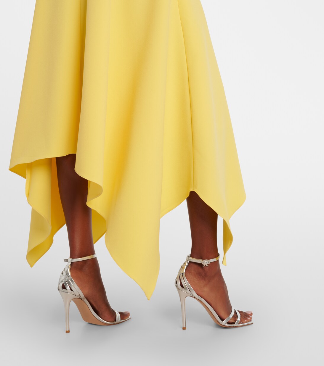 Robe midi Akimi asymétrique en crêpe | Safiyaa