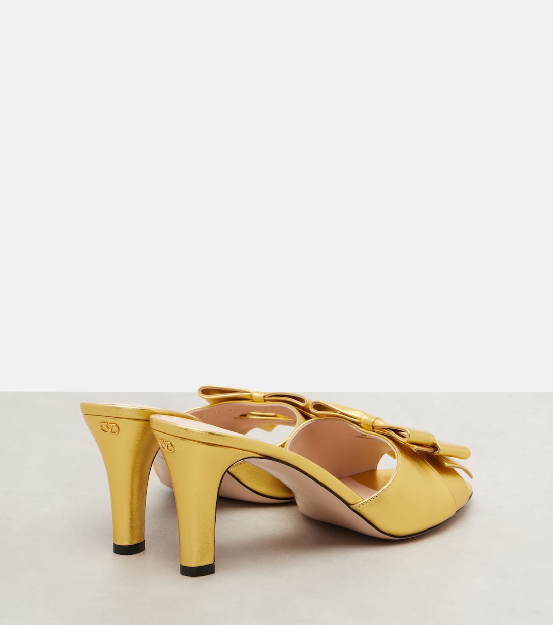 Pantoletten Bowow 75 aus Metallic-Leder | Valentino Garavani