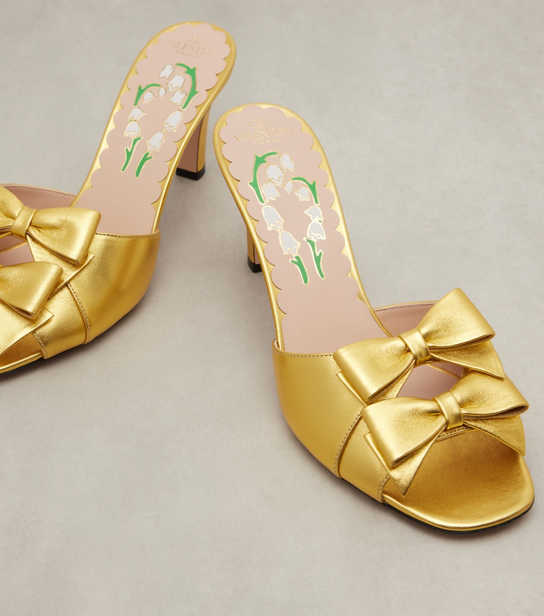 Pantoletten Bowow 75 aus Metallic-Leder | Valentino Garavani