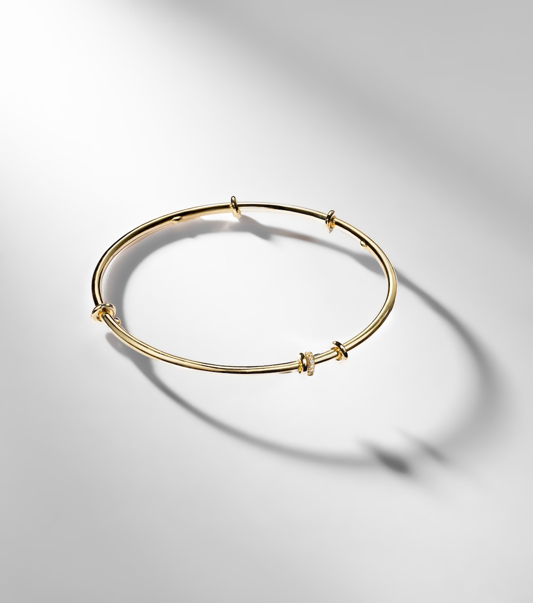 Armreif Kini aus 18kt Gelbgold (750/1000) mit Diamanten | Spinelli Kilcollin