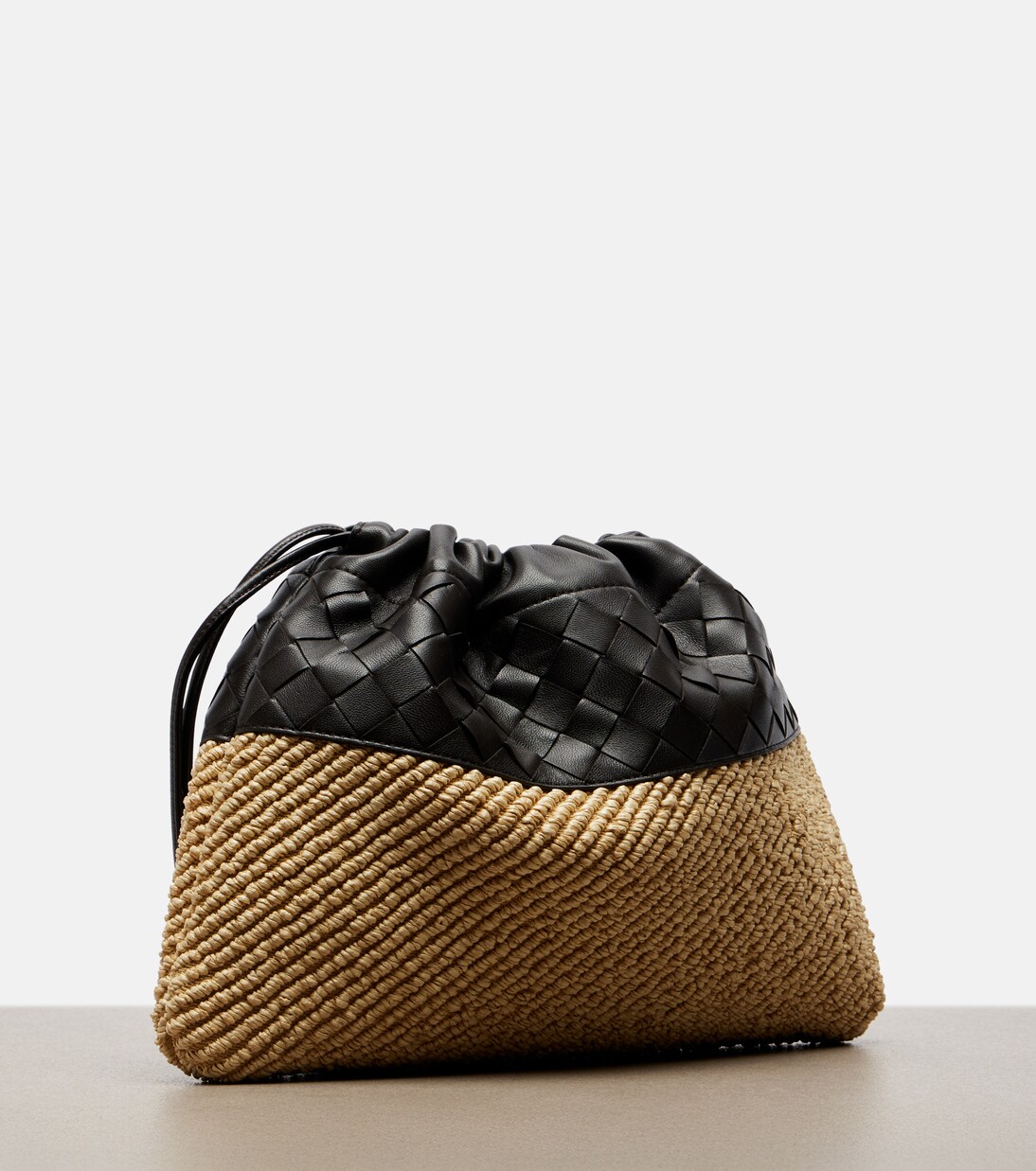 Clutch Dustbag Small aus Raffiabast und Leder | Bottega Veneta
