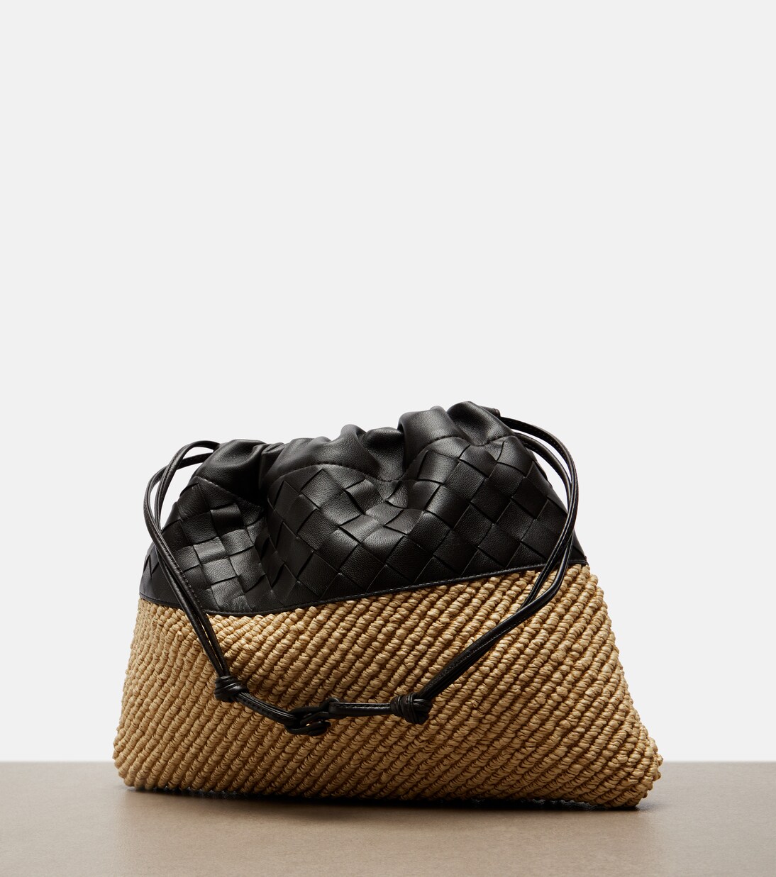 Clutch Dustbag Small aus Raffiabast und Leder | Bottega Veneta