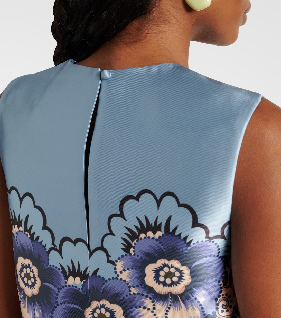 فستان قصير من الساتان بطبعات الورود | Alémais