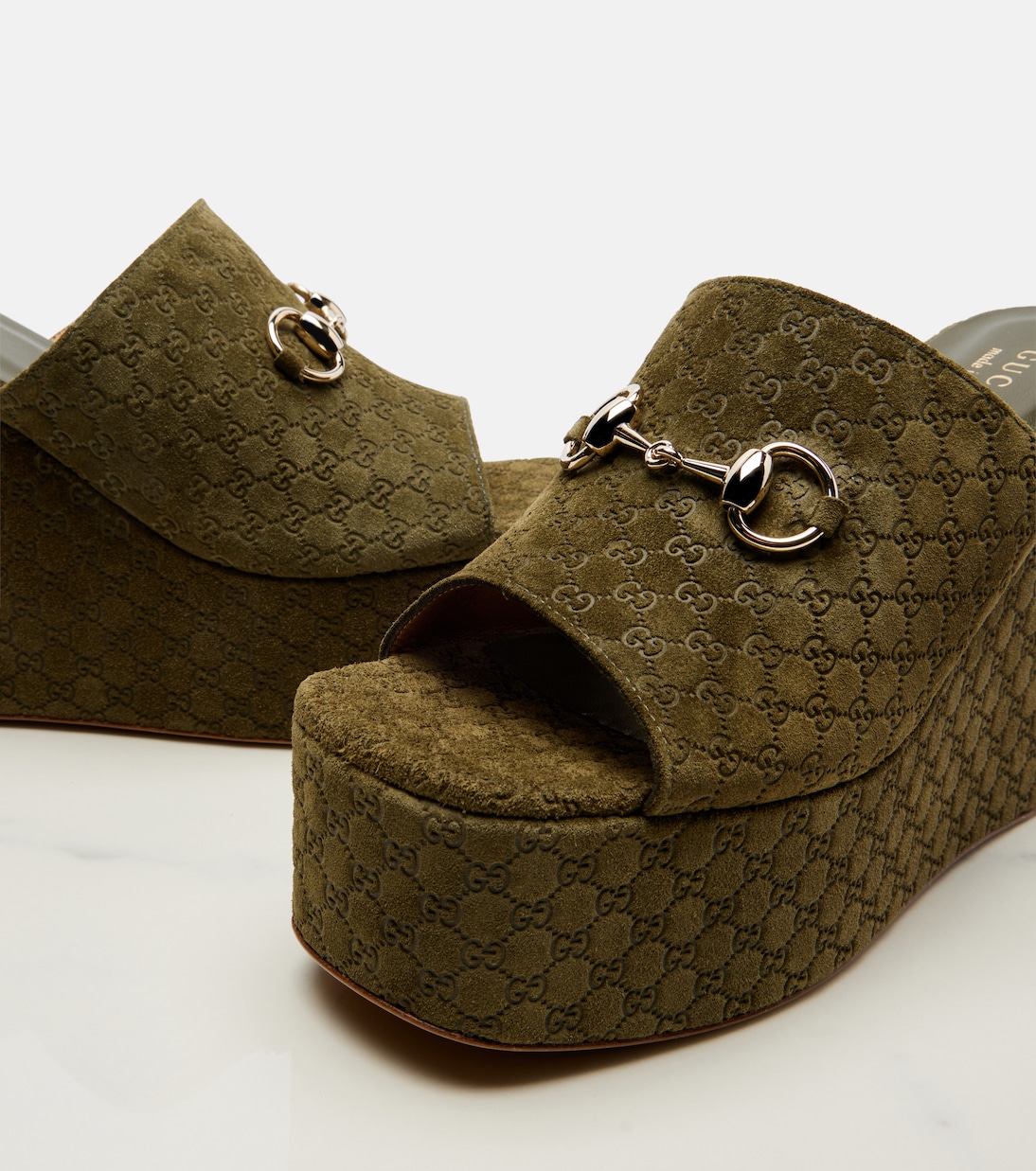 Mules compensées Horsebit GG en daim | Gucci