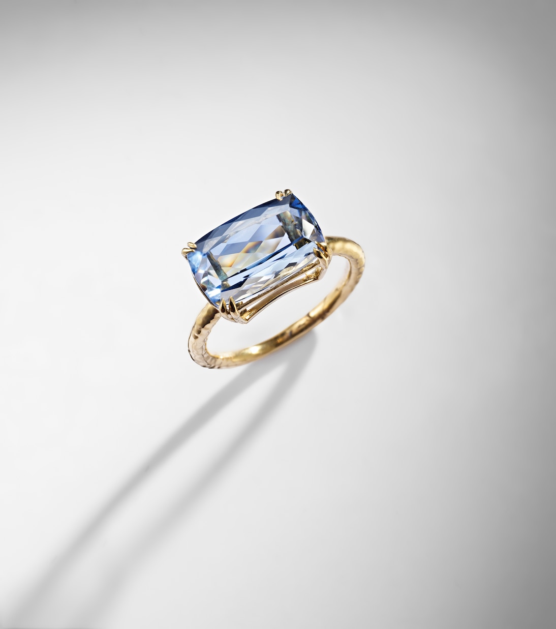 18kt gold (750/1000) ring with aquamarine | Octavia Elizabeth