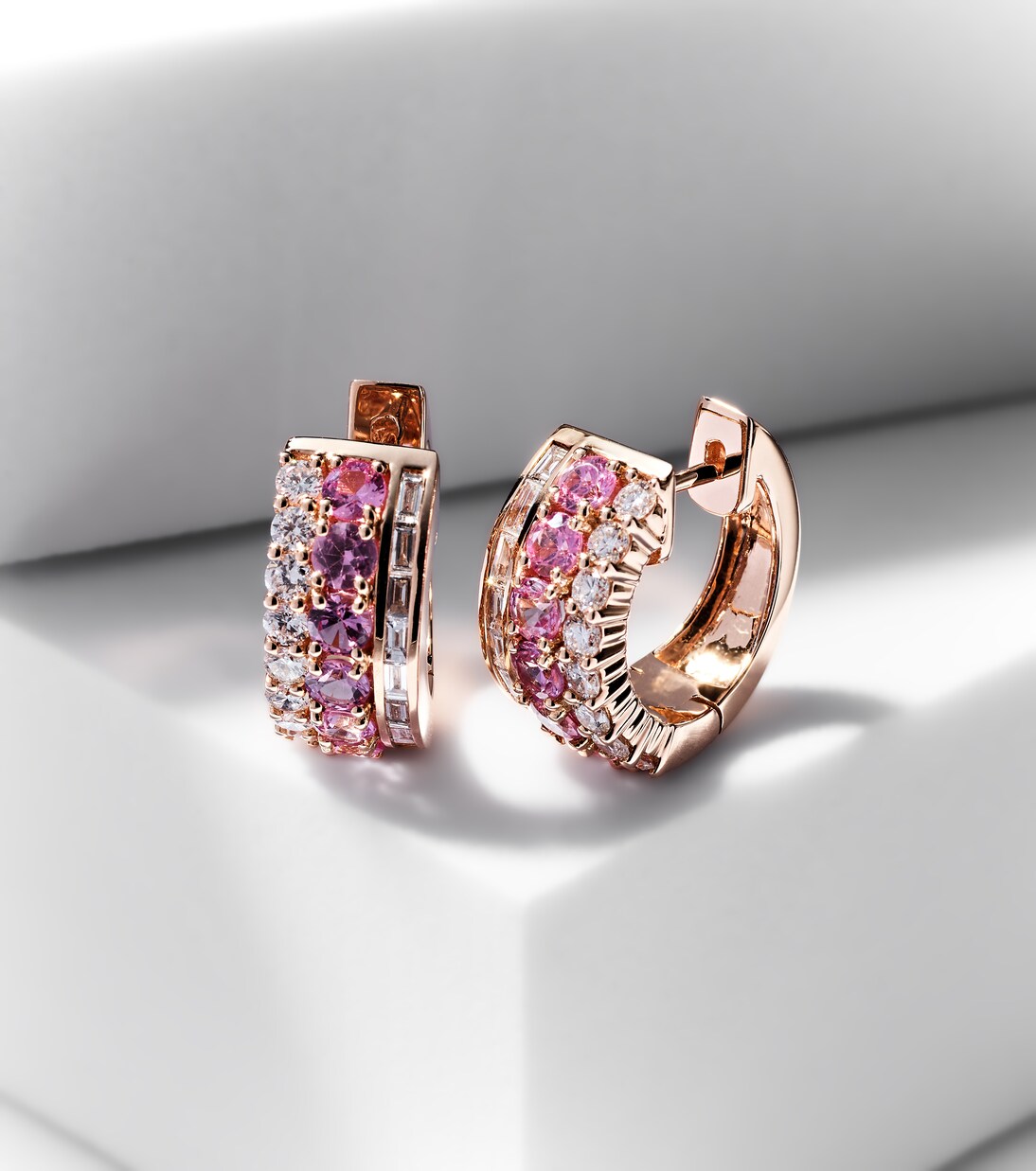 Orecchini a cerchio Lola in oro rosa 18kt con diamanti e zaffiri | Anita Ko