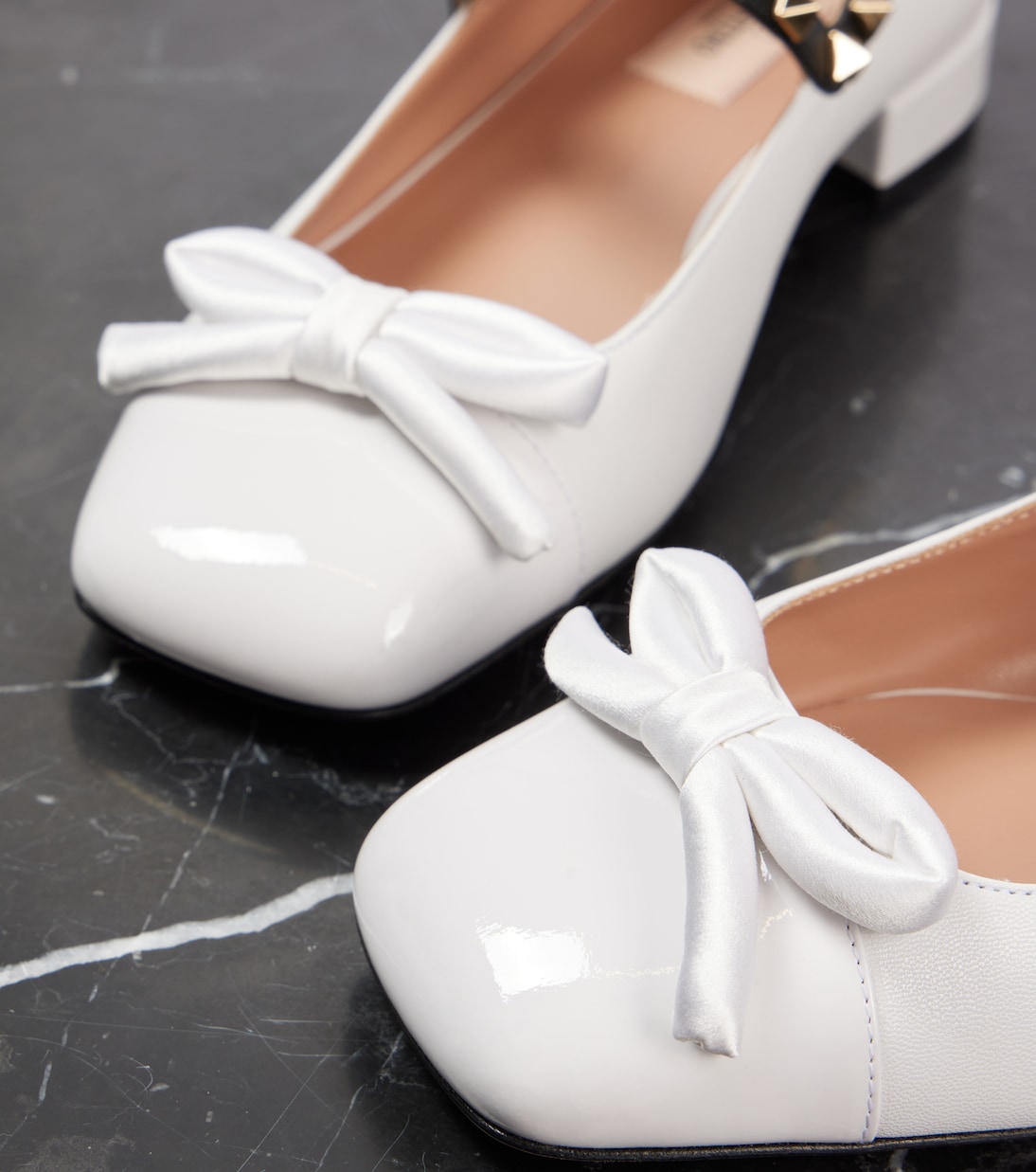 Mary-Jane-Ballerinas Rockstud Bow mit Lackleder | Valentino Garavani