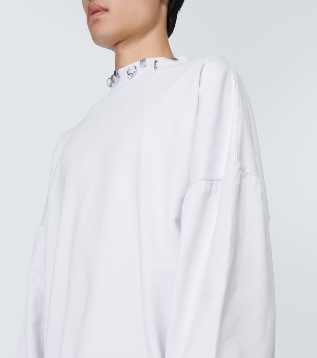 سويت شيرت من الفليس بتفاصيل ثقوب | Balenciaga