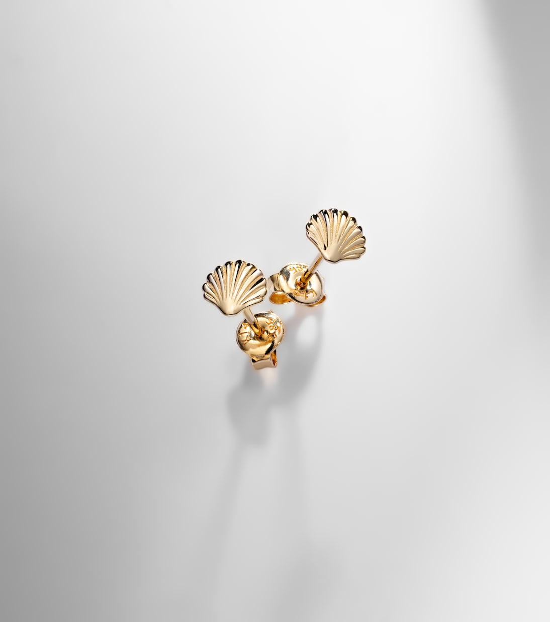 Ohrringe Scallop Shell aus 14kt Gelbgold (585/1000) | Stone and Strand