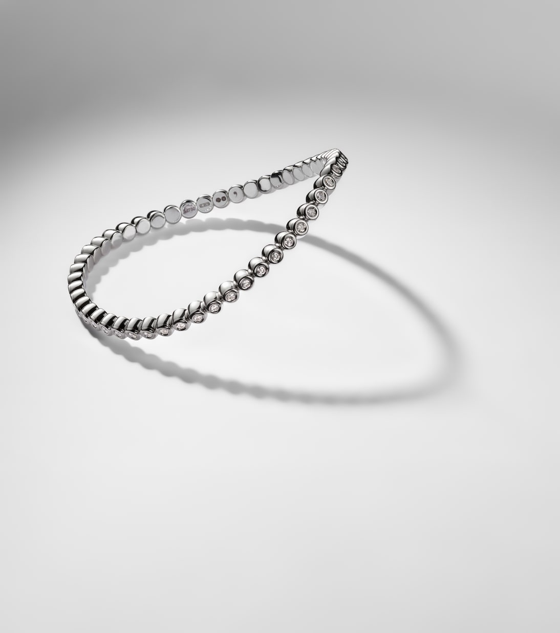 Stretchy 18kt white gold bracelet with diamonds | Bucherer Fine Jewellery