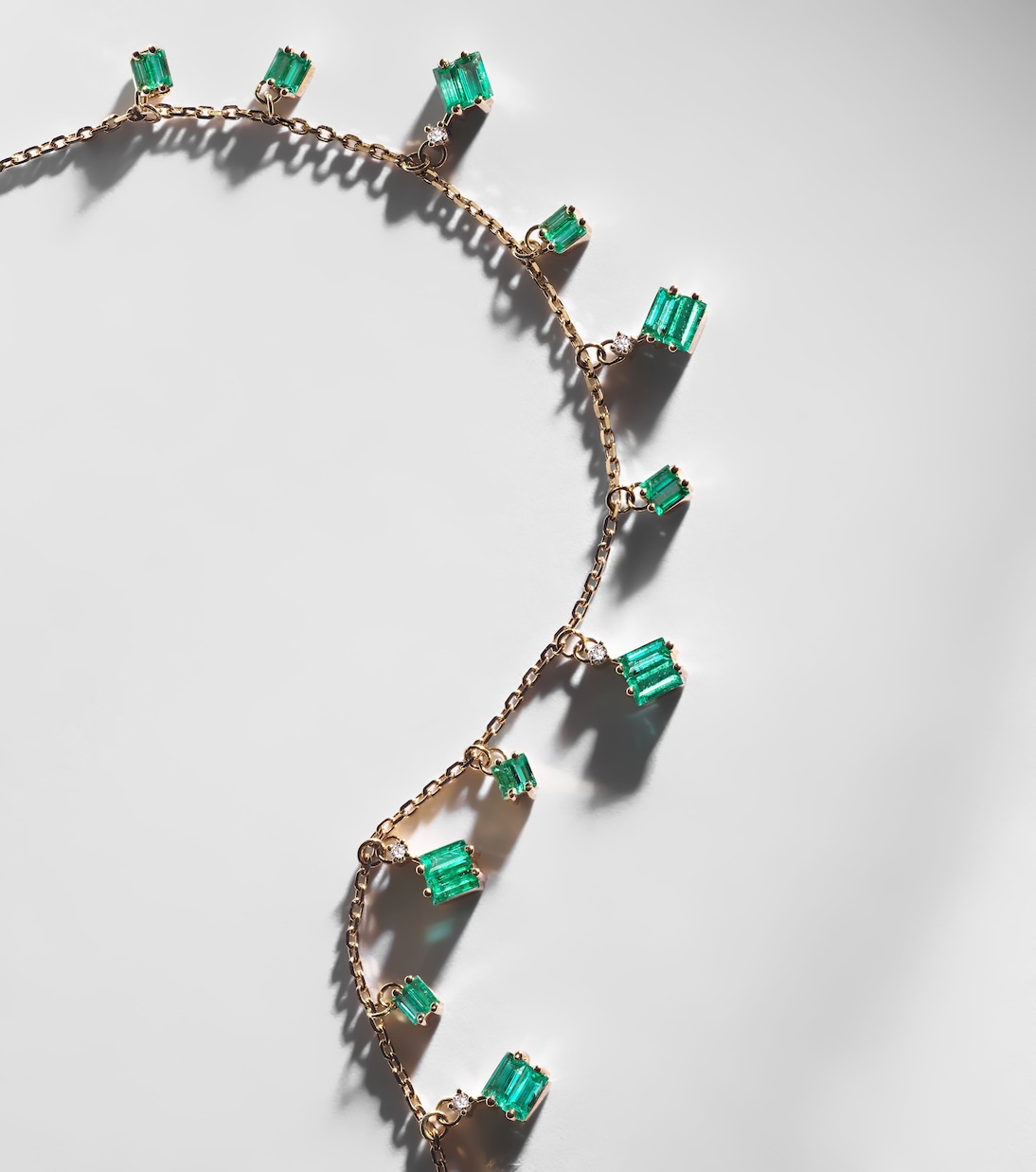 Halskette aus 18kt Gelbgold (750/1000) mit Diamanten und Smaragden | Suzanne Kalan