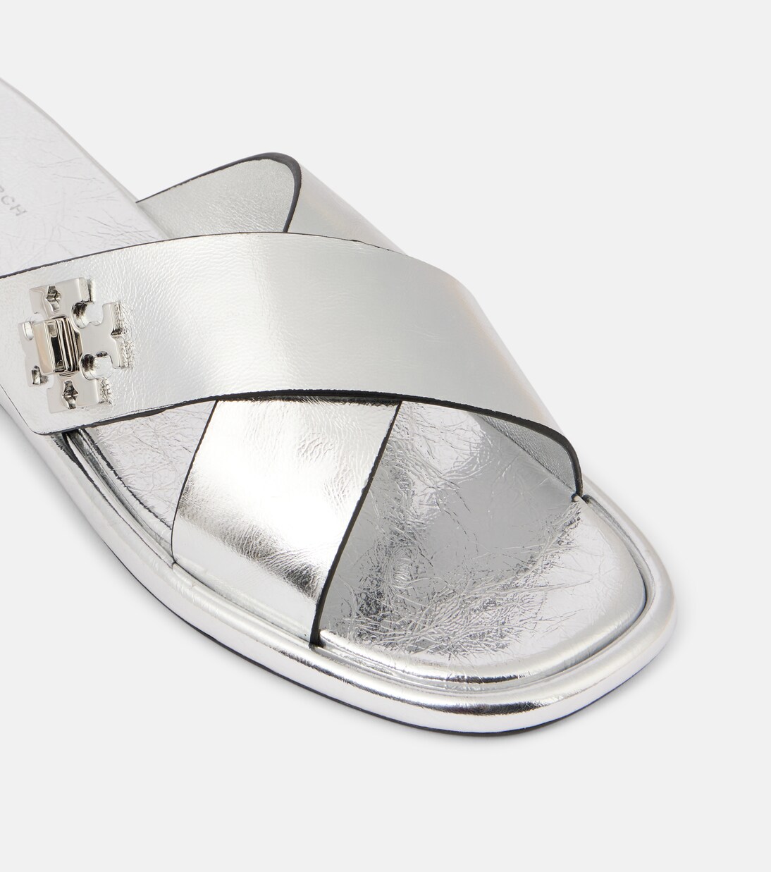 Pantoletten T Lock aus Metallic-Leder | Tory Burch