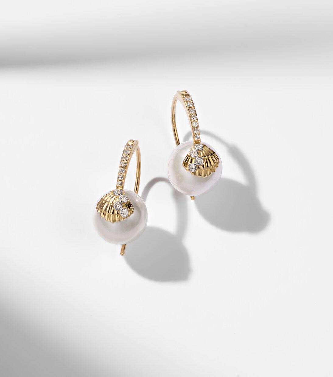 Ohrringe aus 14kt Gelbgold (585/1000) mit Diamanten und Süßwasserperlen | Sydney Evan