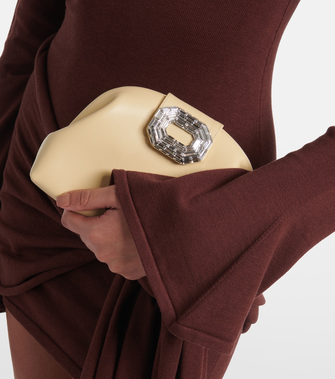 Verzierte Clutch Camelia aus Leder | Amina Muaddi