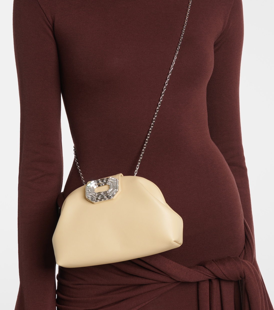 Verzierte Clutch Camelia aus Leder | Amina Muaddi