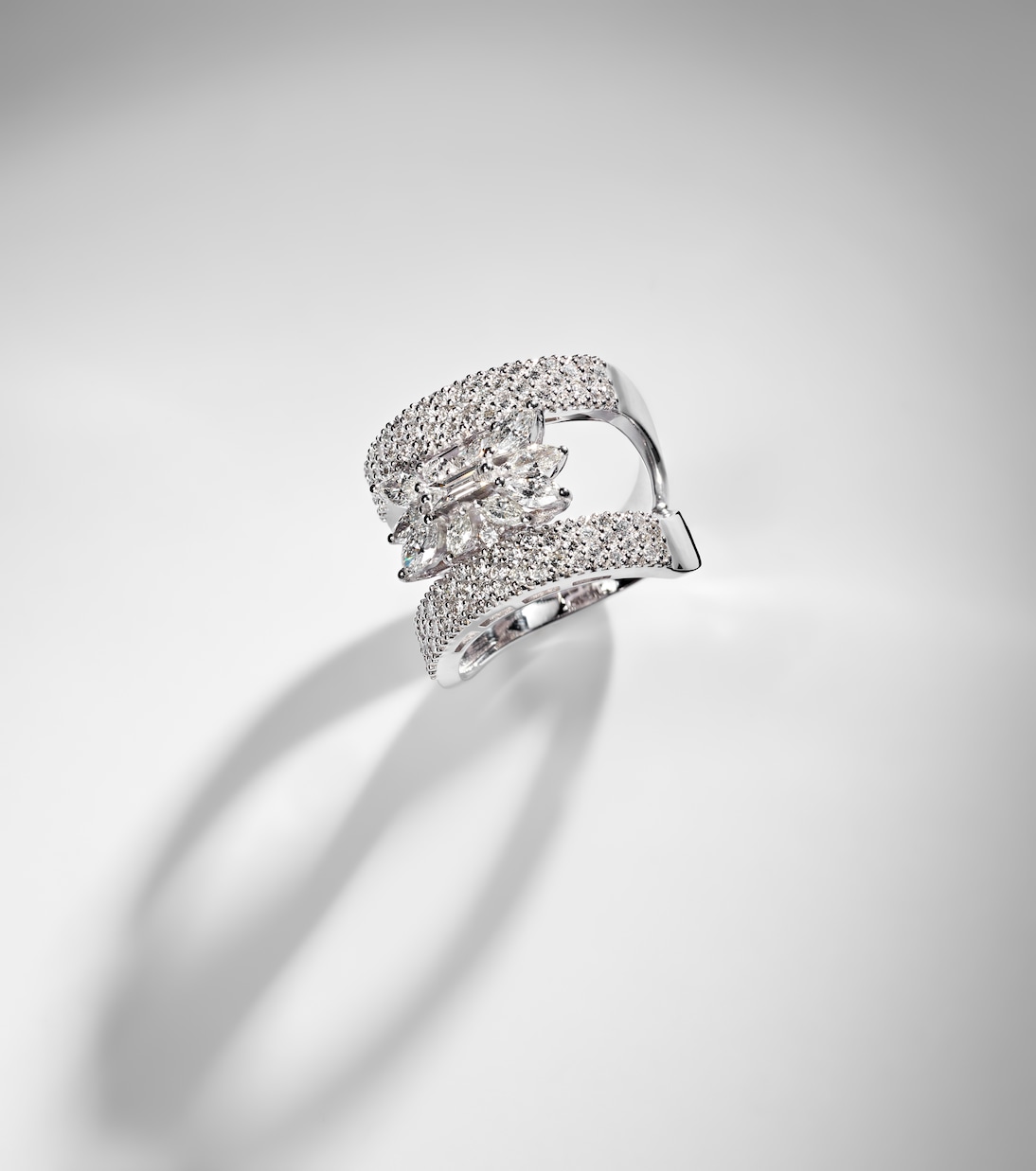 Ring aus 18kt Weißgold (750/1000) mit Diamanten | Yeprem