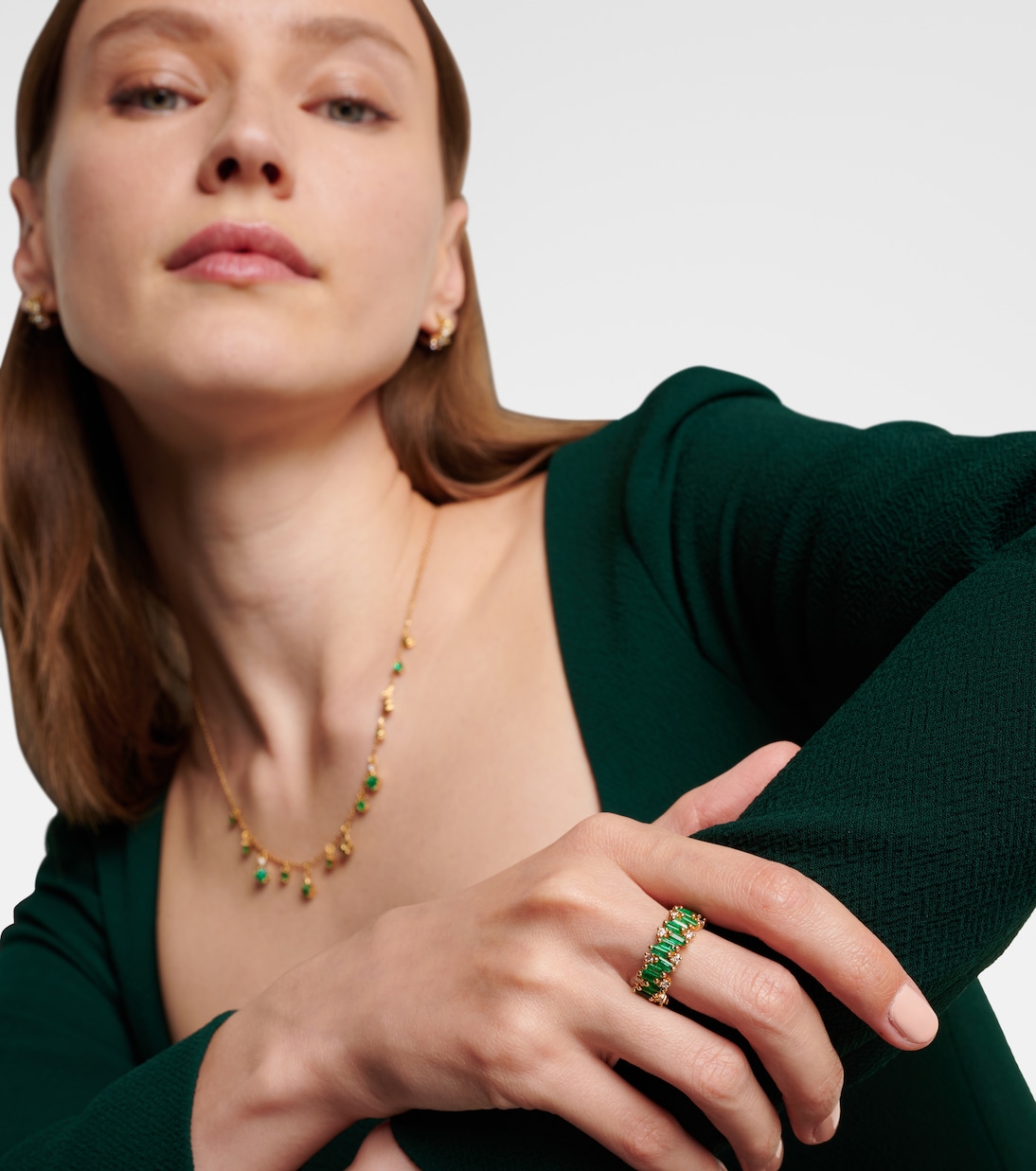 Ring aus 18kt Gelbgold (750/1000) mit Diamanten und Smaragden | Suzanne Kalan