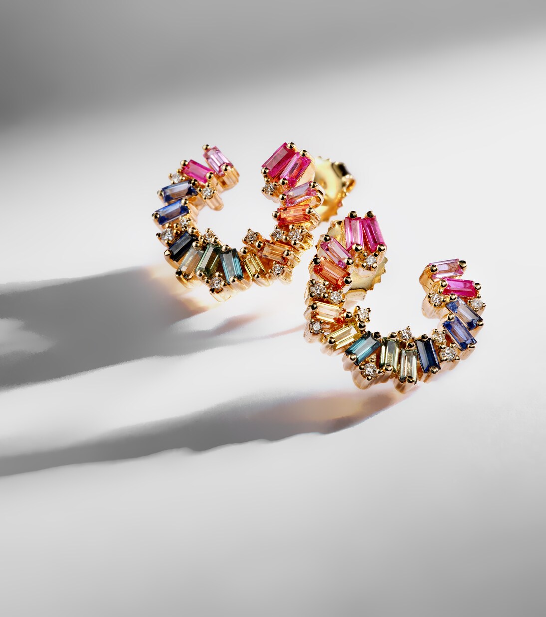 Boucles d'oreilles Rainbow en or 18 ct, diamants et saphirs | Suzanne Kalan