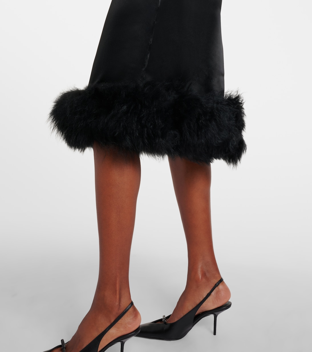 Verziertes Slipdress aus Satin mit Shearling | Jacques Wei