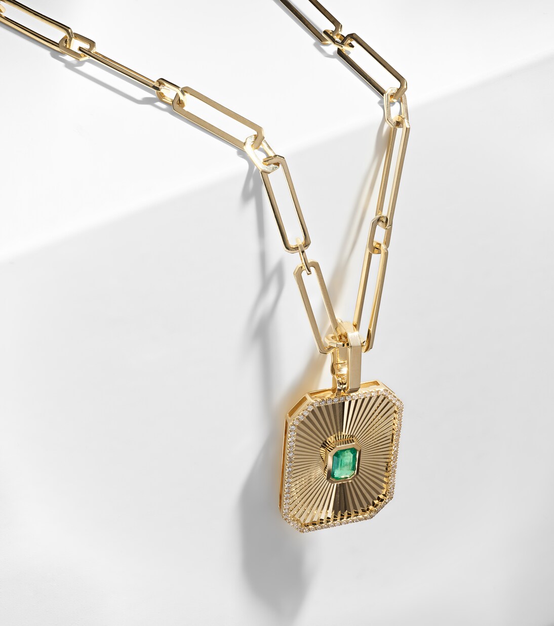 Halskette Radiant Deco aus 18kt Gelbgold mit Diamanten und Smaragd | Shay Jewelry