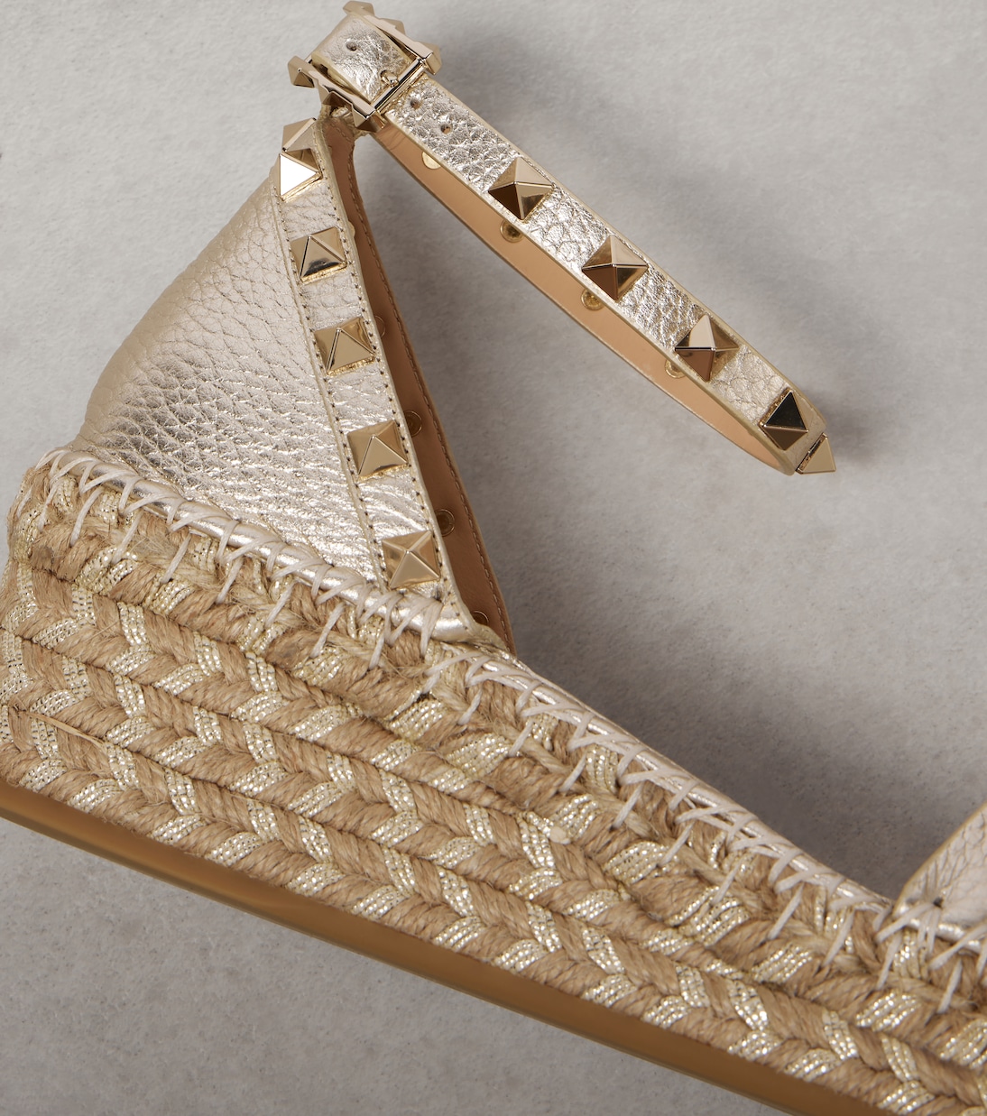 Espadrille-Sandalen Rockstud aus Metallic-Leder | Valentino Garavani