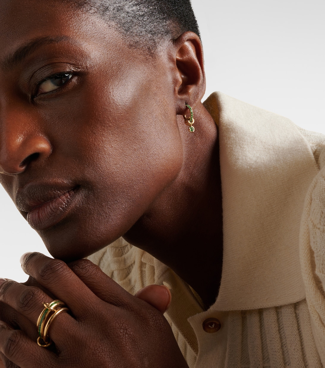 Orecchini Zahra in oro 18kt con smeraldi | Spinelli Kilcollin