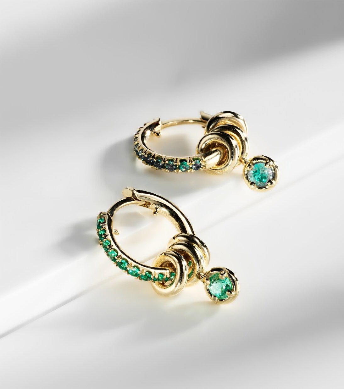 Orecchini Zahra in oro 18kt con smeraldi | Spinelli Kilcollin