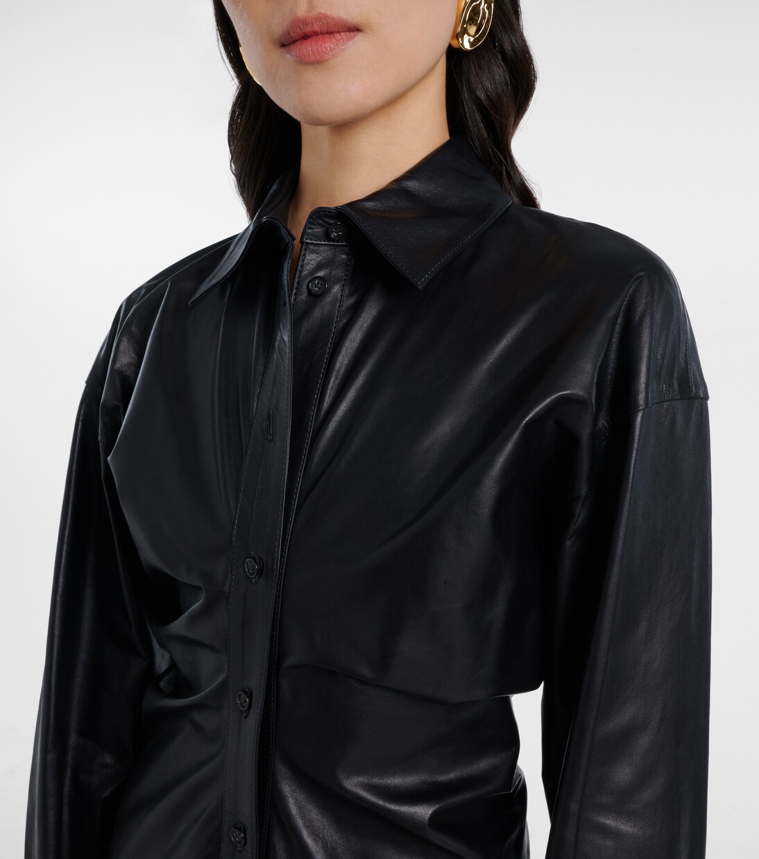 Vestido camisero de piel fruncida | Toteme