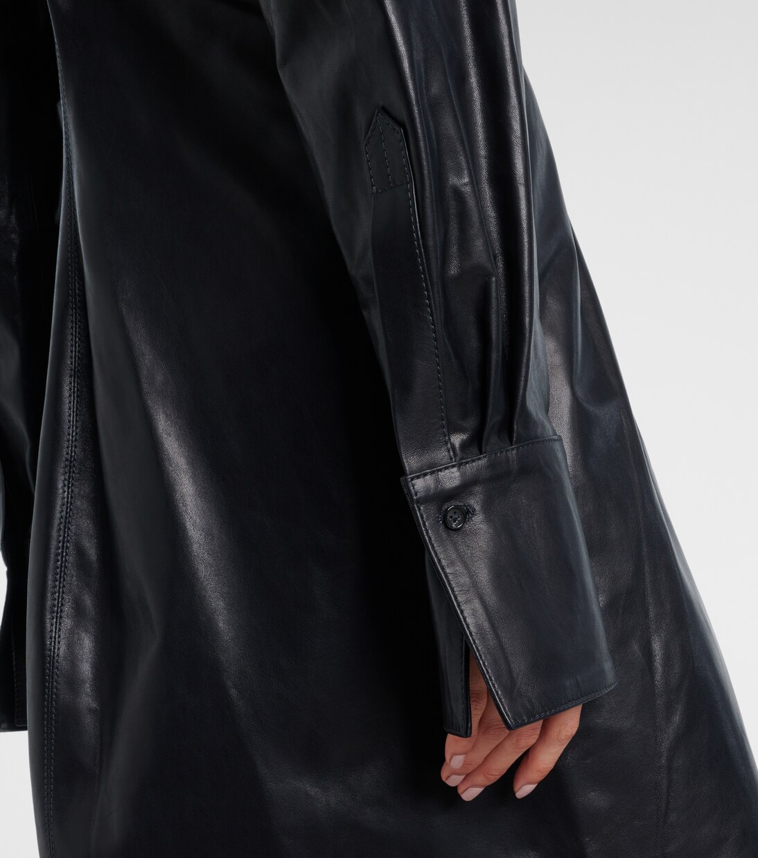 Vestido camisero de piel fruncida | Toteme