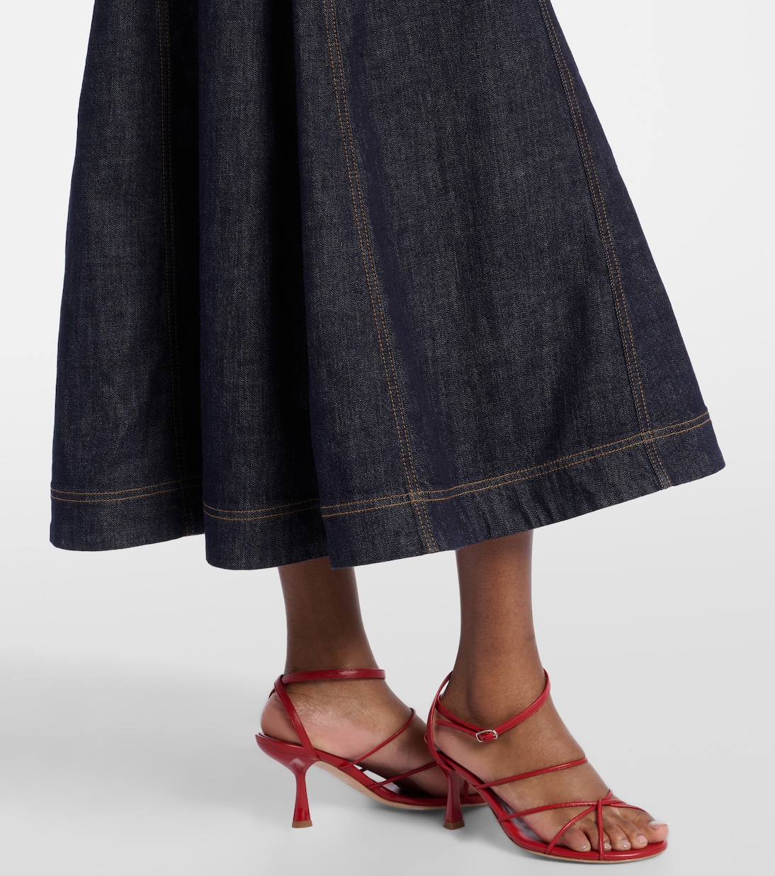Vestido midi de denim con cuello halter | Self-Portrait