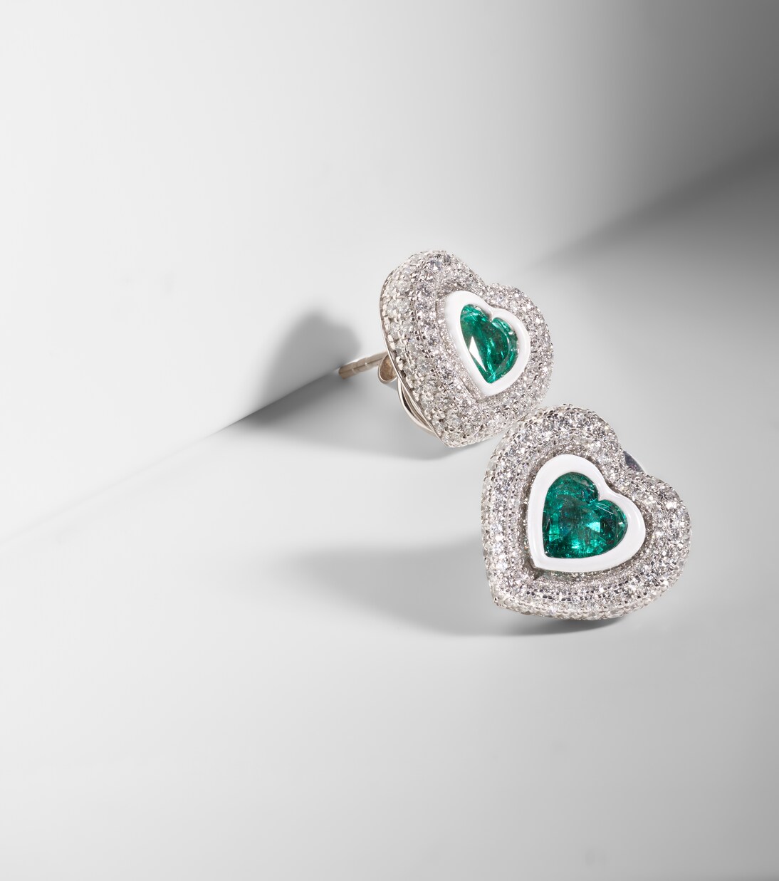 Boucles d'oreilles Heart en or blanc 18 ct, diamants et émeraudes | Kamyen