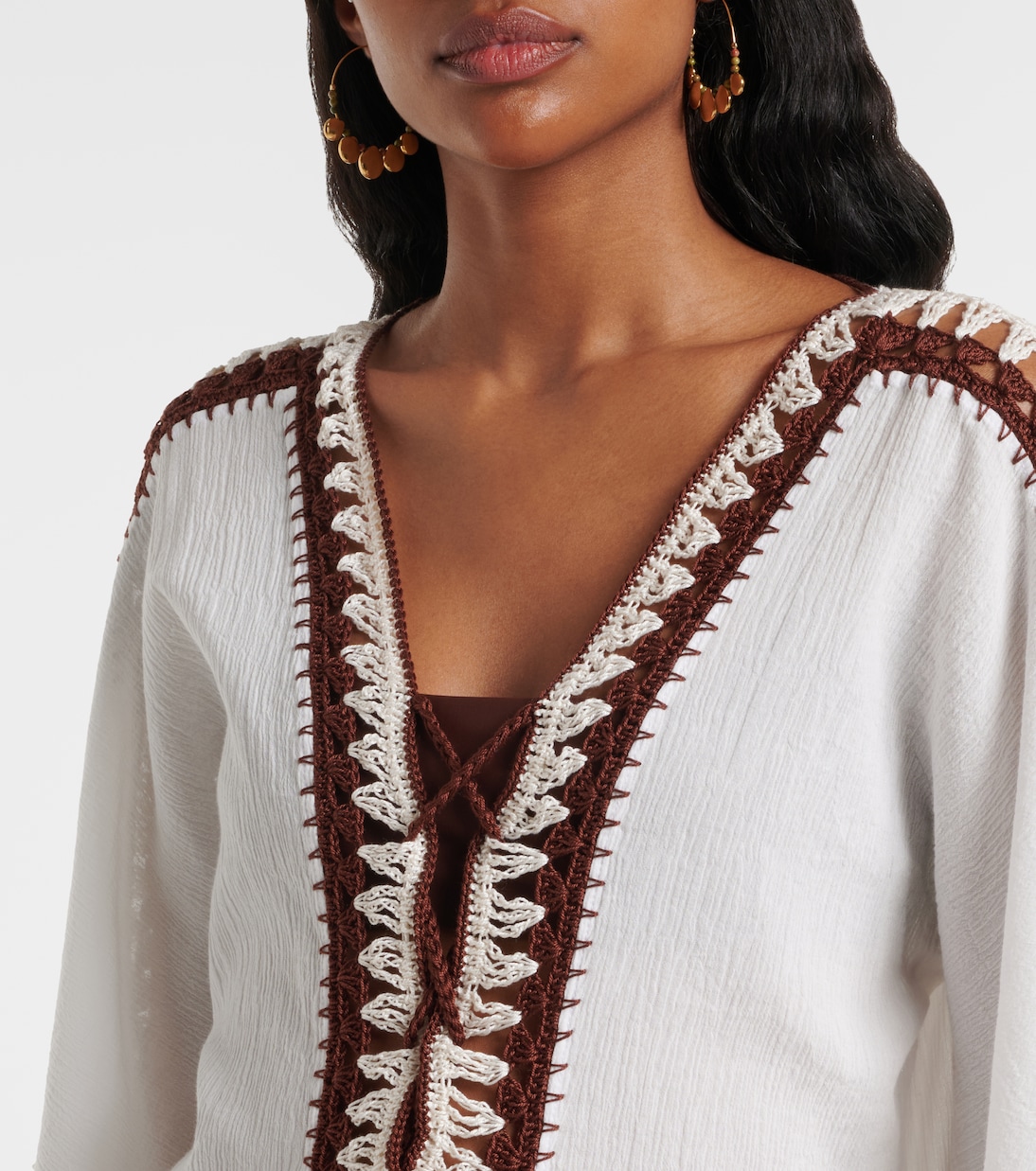 Kaftan aus Baumwolle mit Häkelstrick | Anna Kosturova