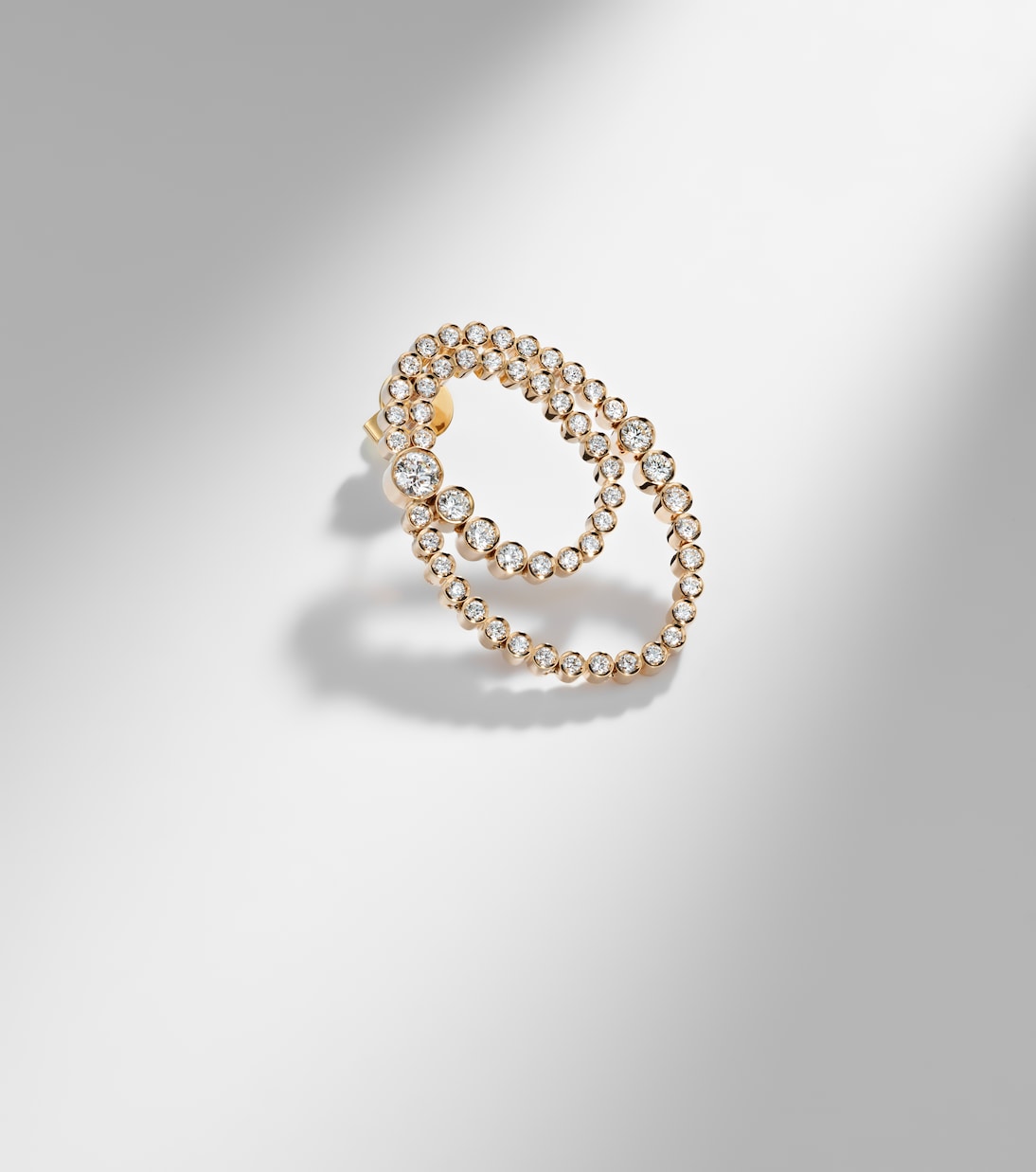 Boucle d'oreille unique Embrassée de Diamant en or 18 ct et diamants | Sophie Bille Brahe