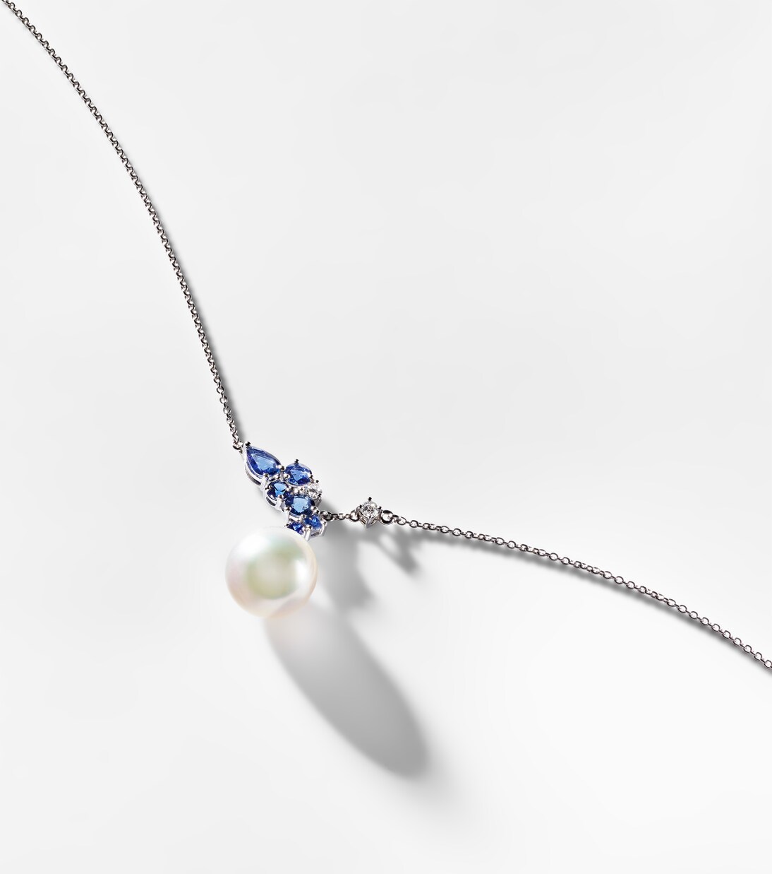 Romance 18kt white gold necklace with sapphires, diamonds, and pearl | Bucherer Fine Jewellery