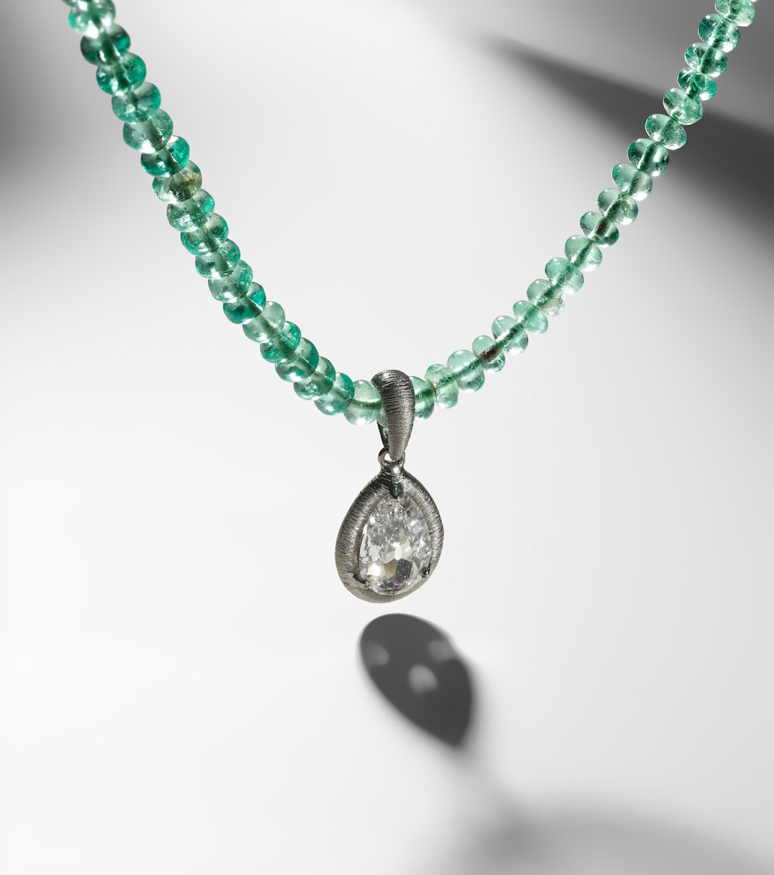 18kt gold necklace with emerald and diamonds | Kamyen